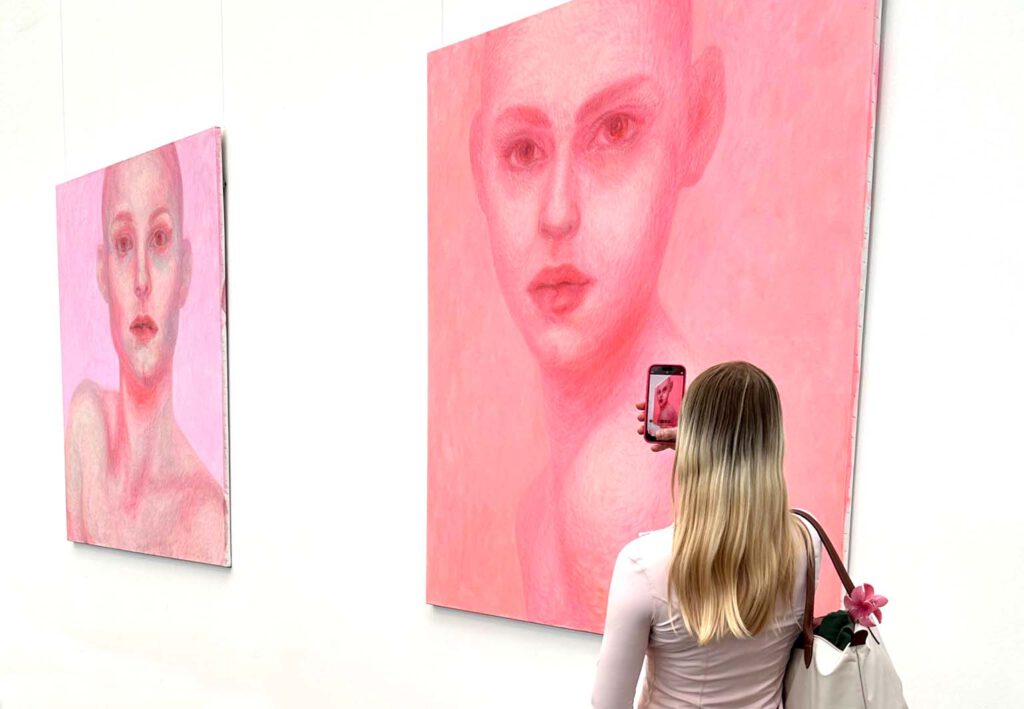Schülerin in der Kunstausstellung