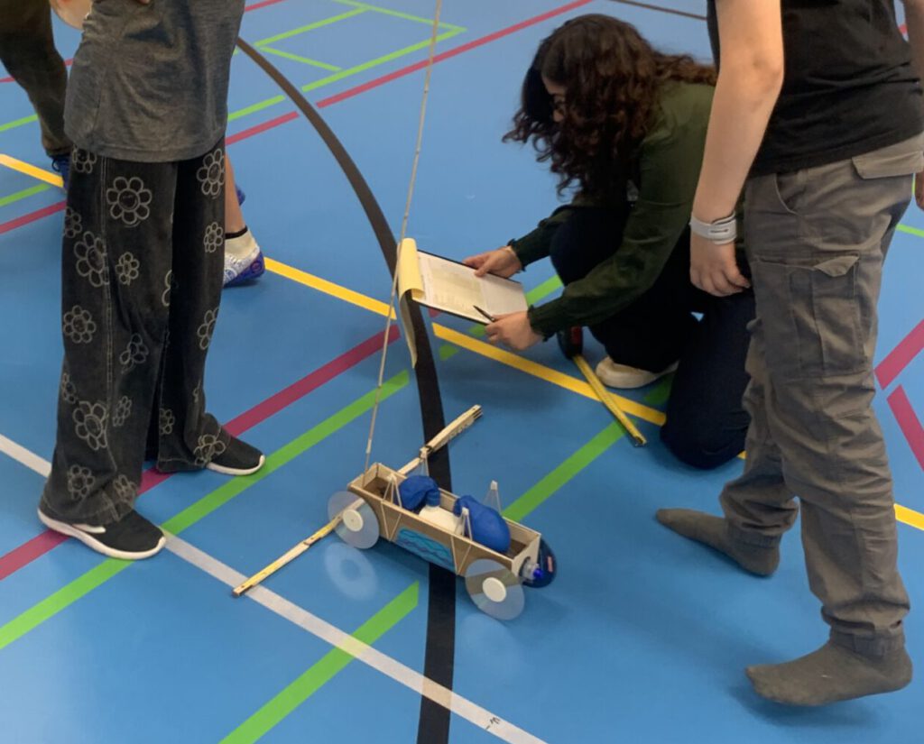 Schüler der Schule Altstadt testen ihr Fahrzeug