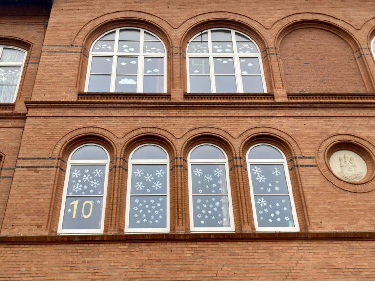 geschmückte Fenster der Schule Altstadt
