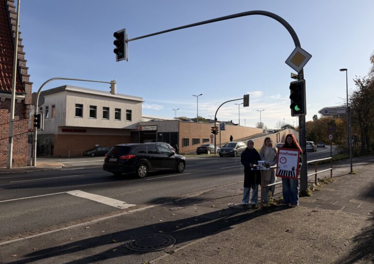 Schülerinnen des WPU Fit for Future mit Modell und Plakat