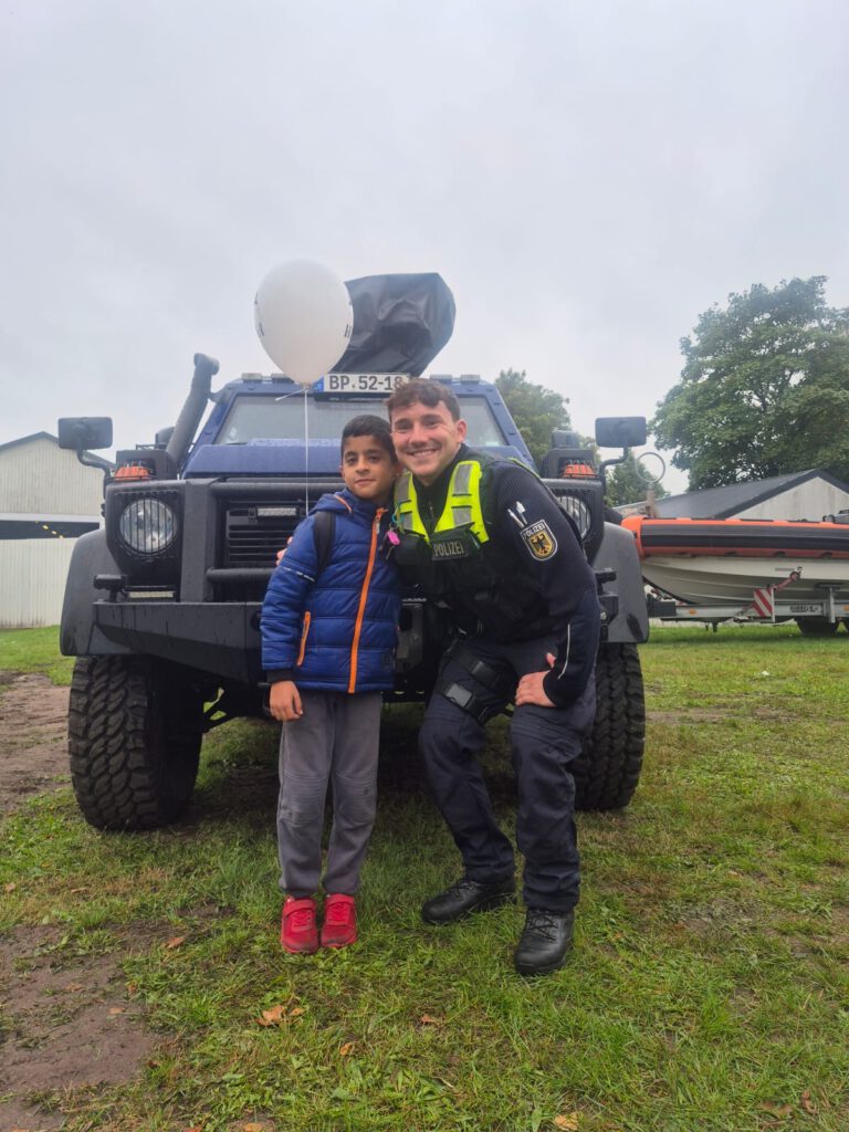 NORLA Schüler mit Polizist