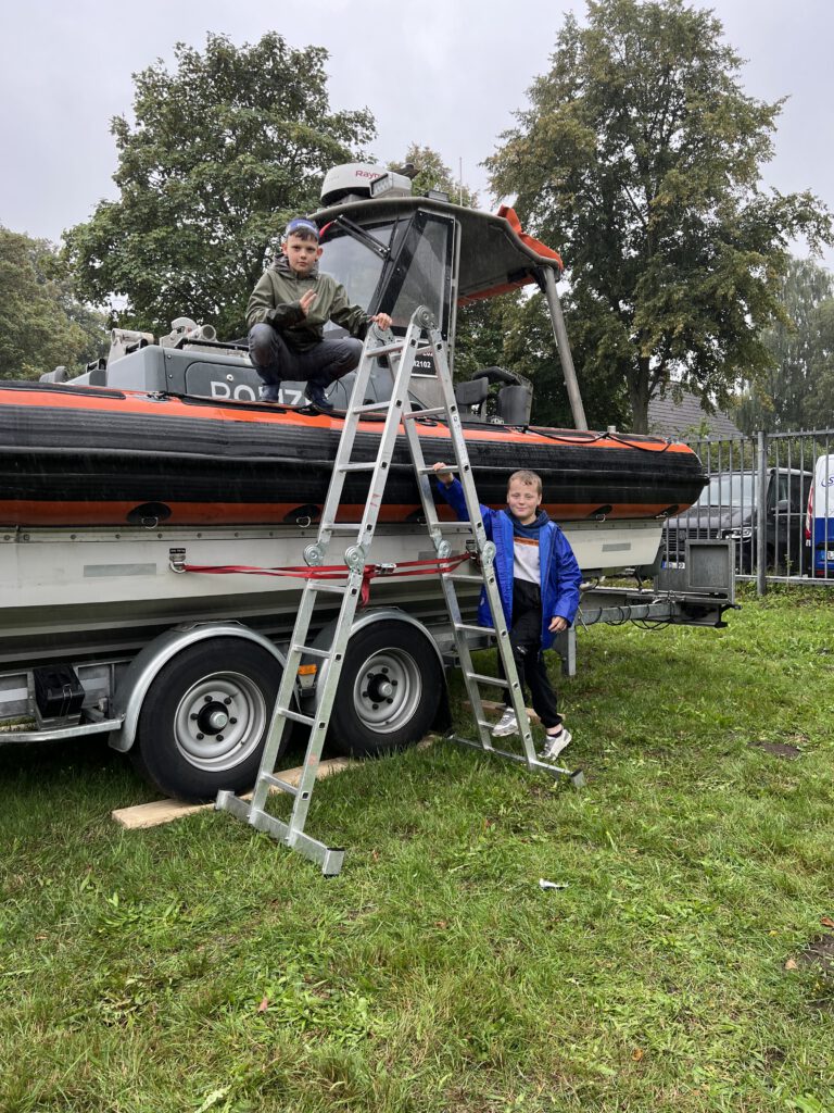 NORLA Schüler am Bootsanhänger